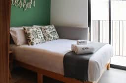 Placentero estudio relax y práctico con balcón