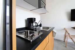 Relajante estudio con espacio óptimo y balcón