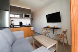 Relajante estudio con espacio óptimo y balcón