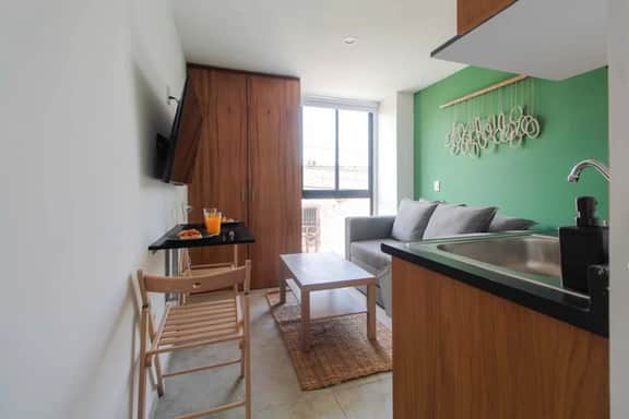 Relajante estudio con espacio óptimo y balcón