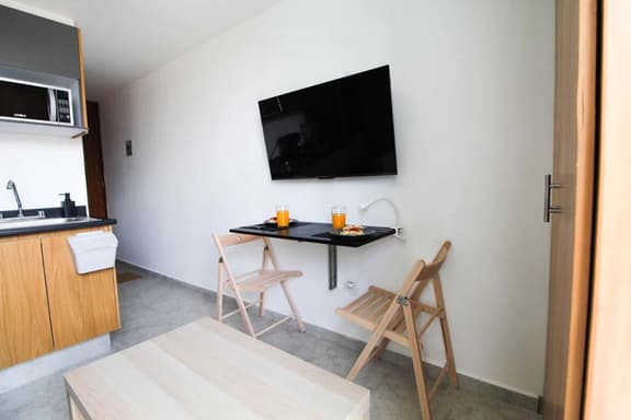 Relajante estudio con espacio óptimo y balcón